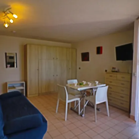 Apartment Avec Acces Direct Piscine Et Mer, Parking Prive, Terrasse - Fr-1-472a-154 *