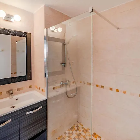 Apartment Avec Acces Direct Piscine Et Mer, Parking Prive, Terrasse - Fr-1-472a-154 *