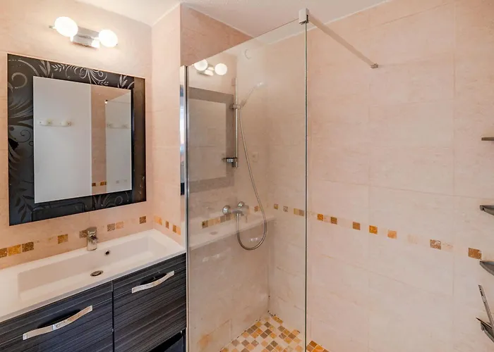 Appartamento En Rez-de-jardin Avec Accès Direct Piscine Et Parking à - Fr-1-472a-154 *