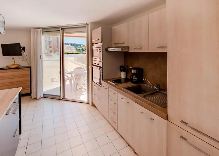Appartamento En Rez-de-jardin Avec Accès Direct Piscine Et Parking à - Fr-1-472a-154 Sète